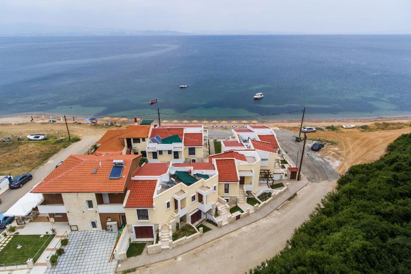 Elpiniki Luxury Apartments Nea Poteidaia Exterior foto